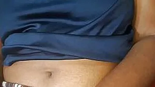 Asiatische MILF mit großen Brüsten, so süß, echtes Video