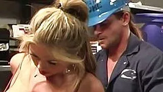 Secretaria asiática con grandes tetas recibe ayuda para llenar sus agujeros de un manitas bien dotado.