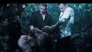 Asiatische Gangbang-Sexszene - Japanisches Mädchen mit großen Brüsten wird im Wald wie eine Sexsklavin benutzt (Freeze-Fetisch)