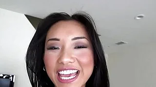 BANGBROS - La adolescente asiática Alina Li recibe una gran dosis de placer oral de Brannon Rhoades