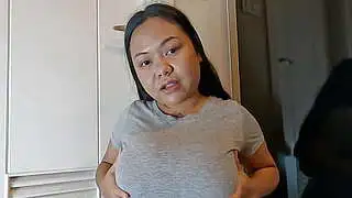 Una MILF asiática de talla grande recibe una mamada de sus grandes tetas lactantes. Leche materna para adultos.