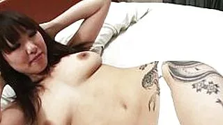 Una japonesa tetona y tatuada es follada con fuerza.