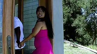 mollige, supersexy asiatische Hure nimmt schwarzen Monsterpenis für einen Gesichtsspritzer auf Teenager
