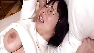 ¡Chica japonesa de grandes pechos revela sus enormes senos en una traviesa sesión de trío! ¡Acción súper traviesa y desordenada increíble!