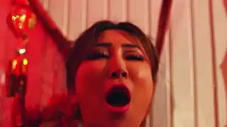 剃毛したおまんこのアジアの女神が大きなペニスに犯される