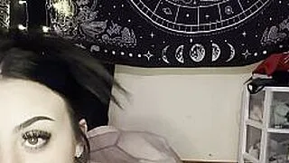 Тебе нравится, когда я раздвигаю ноги и трясу своей толстой готической попой для тебя?