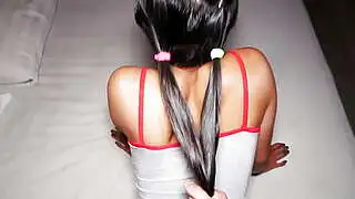 La pequeña y amateur adolescente tailandesa May, de pechos pequeños, fue follada duramente en posición de perrito.