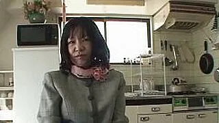 La madura morena asiática con una vagina muy peluda, Makiko Nakane, se divierte con un chico.