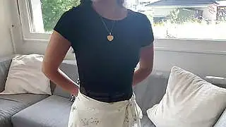 からかいがエスカレートして、彼女の下着と背中に素晴らしい射精が飛び交う