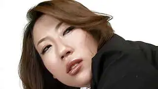 セクシーな日本人熟女をセックス玩具で興奮させ、硬いチンポでファックする