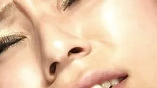 La ardiente y sensual asiática Sakura Kiryu recibe estimulación con vibrador antes de una follada alucinante.