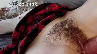 yakından çekilmiş, kıllı, kirli Asyalı olgun kadının vajinasına boşalma ve içine boşalma.