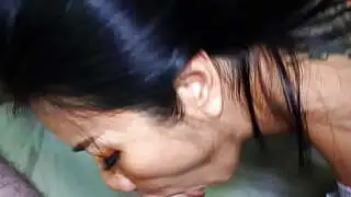 Asiatische MILF-Haushälterin lutscht und fickt