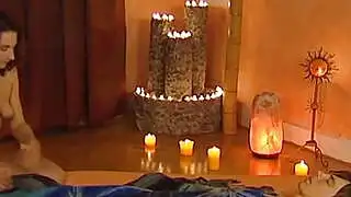 Asiatische MILF entspannt ihren weißen Liebhaber