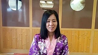 41-jährige japanische Ehefrau betrügt ihren Mann und bietet Sex gegen Bezahlung an. Asiatische Schlampe liebt Sex mit schwarzer, behaarter Muschi und Tattoos und Blowjobs. Masturbiert im Stehen im Doggy-Style. MILF OSAKAPORN