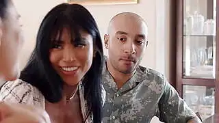 Verlobter vögelte ihre heiße asiatische MILF-Hochzeitsplanerin Ember Snow