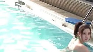 Comienza una sesión de sexo con tetas salvajes. Una MILF asiática en bikini, ninfómana, ansía un orgasmo con eyaculación interna completa.