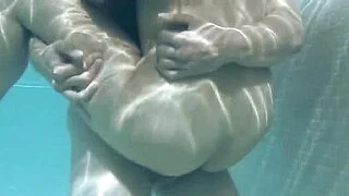Asiatische MILF entspannt den Mann