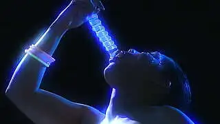 Die asiatische MILF Jessica reibt ihre Muschi mit dem Glasdildo.