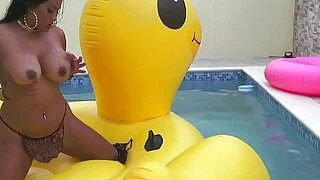 ¿La MILF asiática Maxine X se masturba y se excita con un enorme pene?