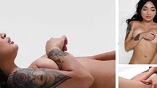 Die asiatische MILF mit dem perfekten Körper, Avery Black, befriedigte sich selbst und masturbierte.