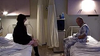 アジア人患者がセックス玩具を使って訪問者と性交する