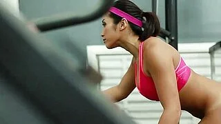 El entrenamiento real Chica asiática tetona de gimnasio con coño apretado follada