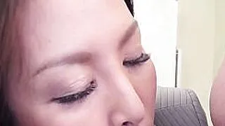 La profesora japonesa Erika Nishino se acostó con un estudiante cachondo sin censura.