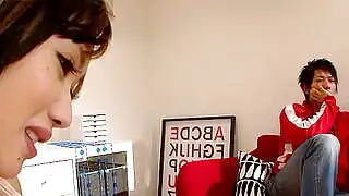 Japon üvey anne, sınıf arkadaşını aldatma ve kremalı cinsel ilişkiye ikna ediyor. Japonya'da sansürsüz tam JAV pornosu.